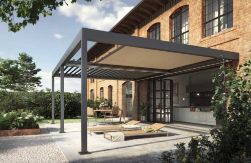 Terrassenüberdachung über einer Terrasse an einem Bachsteinhaus