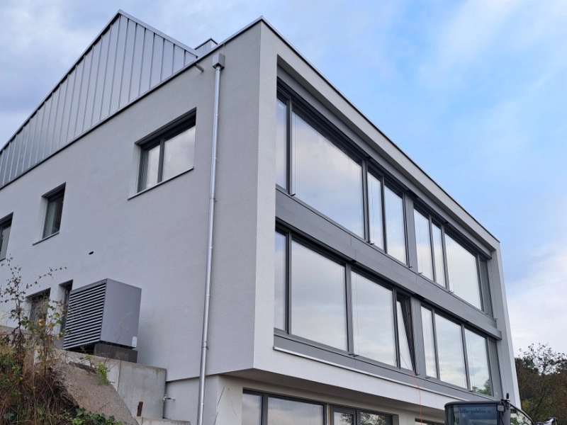 Außenjalousien für das Fenster weißes Haus mit Holz-Alu-Fenstern, große Fensterfronten, grauer Fensterrahmen