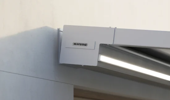 Detailaufnahme einer Warema Markise mit LED-Beleuchtung