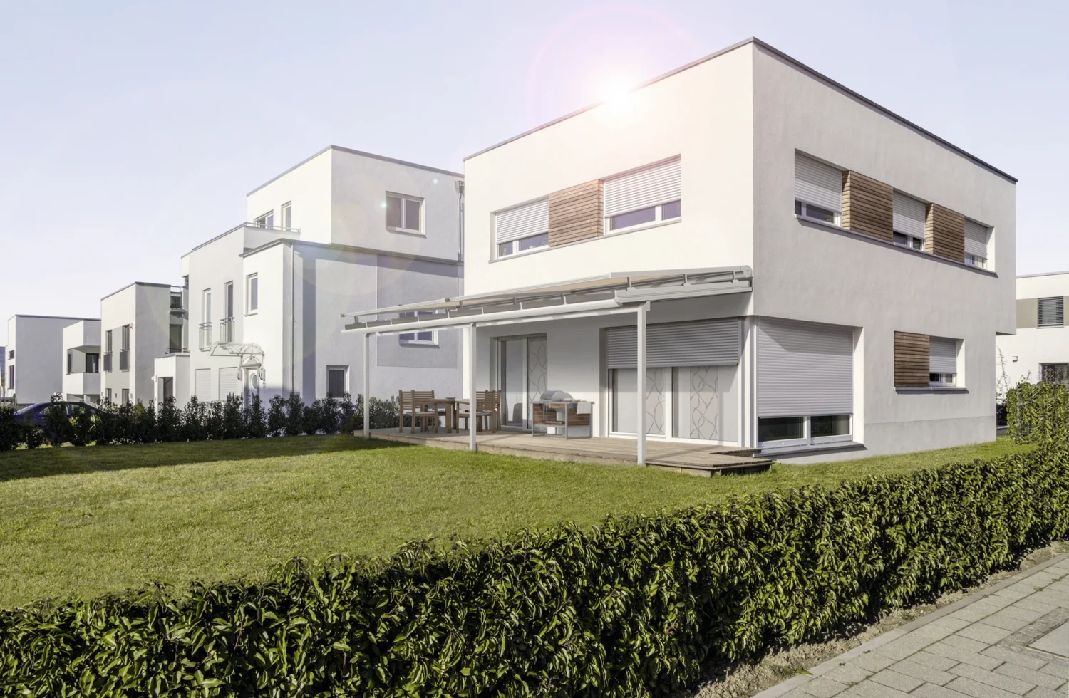 Moderne Reihenhäuser mit Sonnenschutz und Terrasse