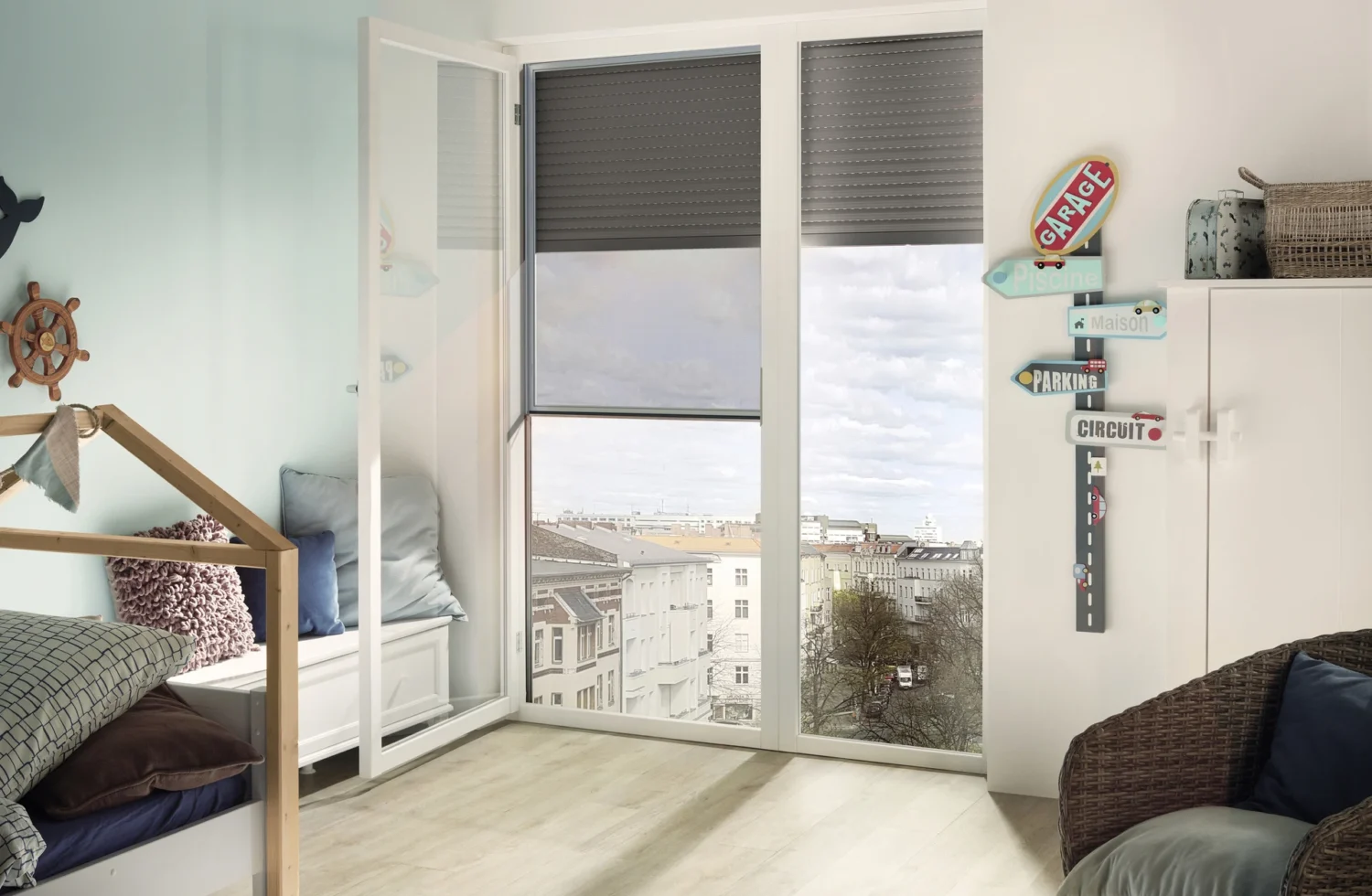 Modernes Kinderzimmer mit Blick auf die Stadt durch große Fenster