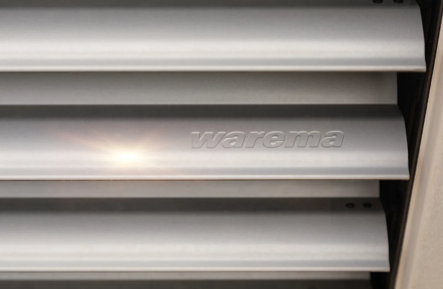 Nahaufnahme eines Warema Sonnenschutzlamellen