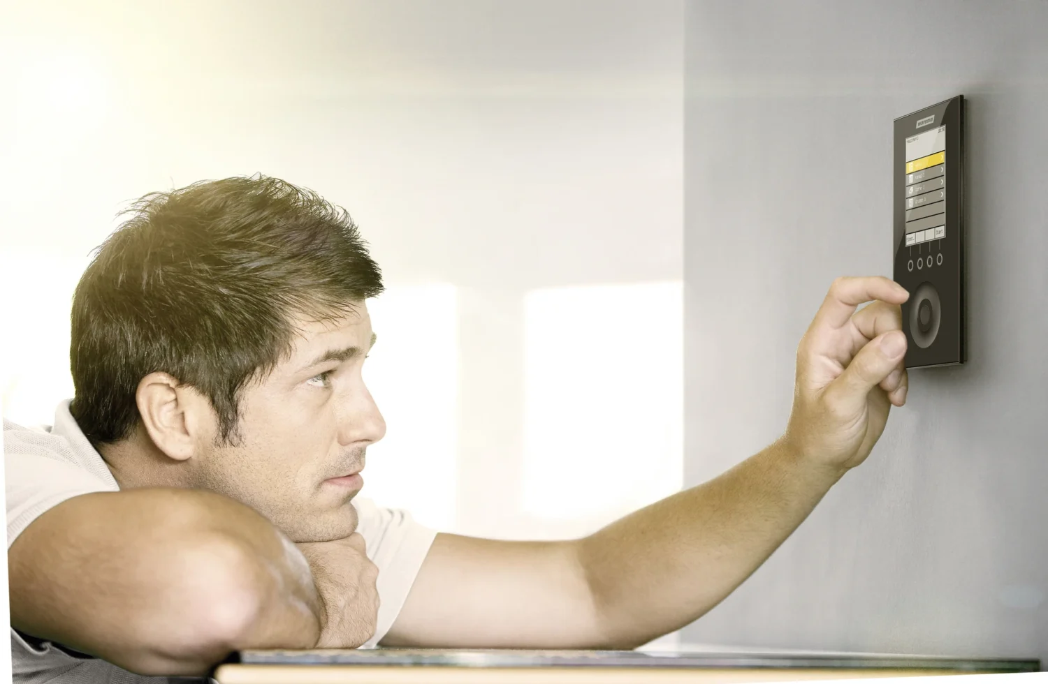Mann bedient eine moderne Klingelanlage