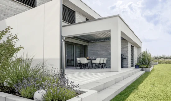 Moderne Terrasse mit Pergola und Garten