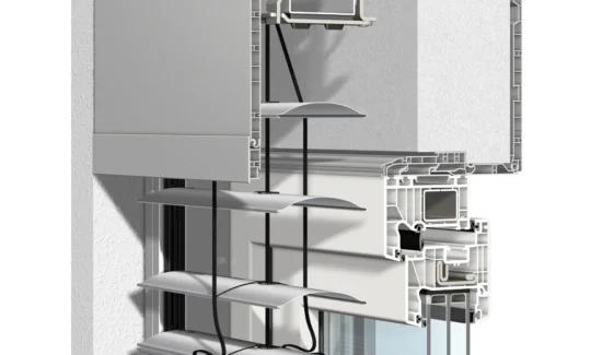 Detailansicht eines modernen Rollladenkastens mit integriertem Fenster