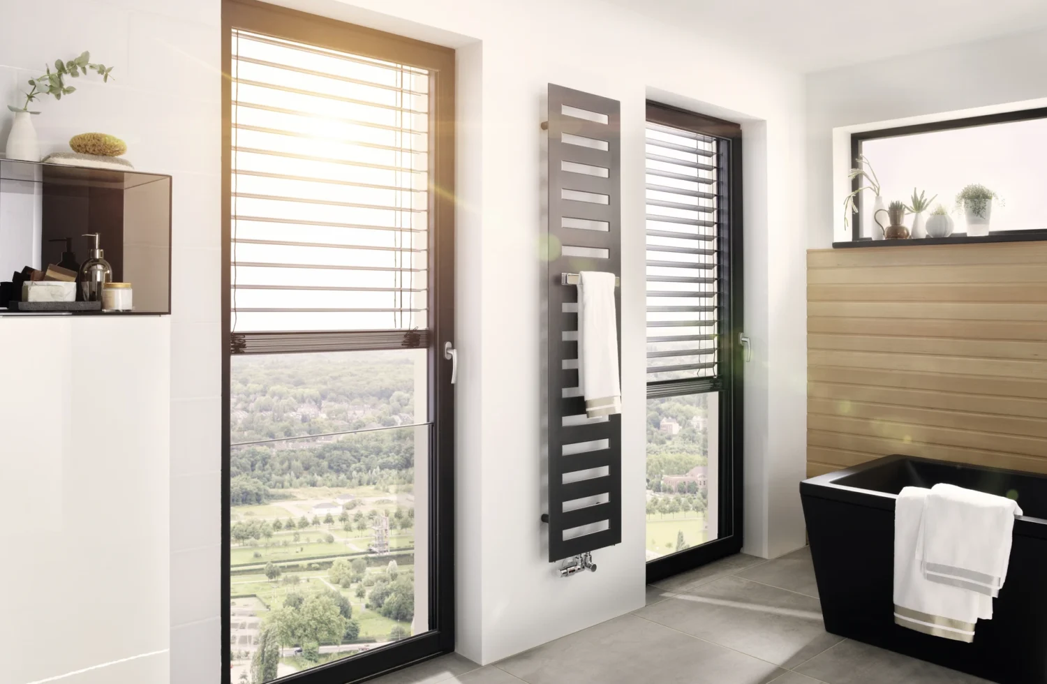 Modernes Badezimmer mit Tageslicht und stilvollem Heizkörper