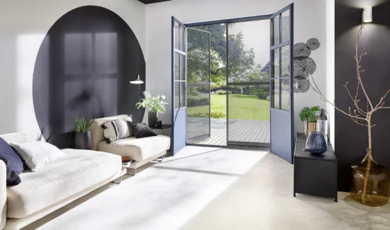 Elegantes Wohnzimmer mit großen Glastüren zum Garten