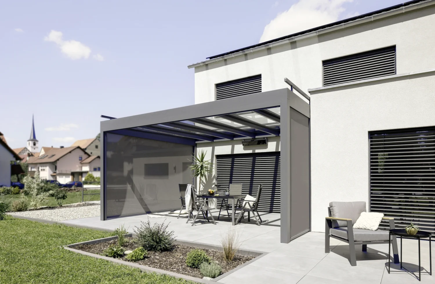 Moderne Terrassenüberdachung aus Glas und Metall in einem gepflegten Garten